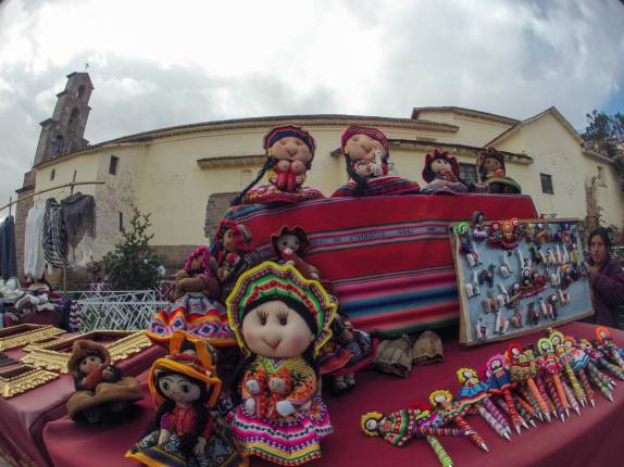 Bonecas a venda na praça de San Blas, em Cusco, no Peru
